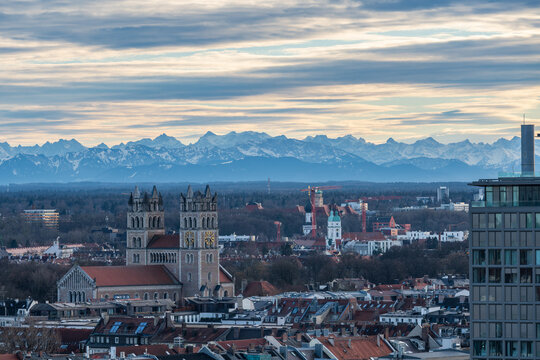 Stadtansicht von M&uuml;nchen mit St. Paul und Alpenpanorama im Winterlicht