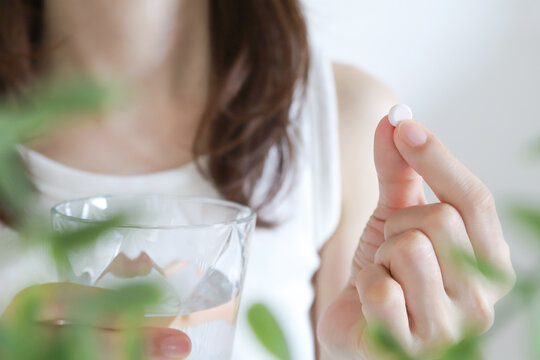 薬を飲む女性