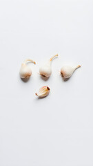 Naklejka premium Four garlic bulbs arranged vertically on clean white background