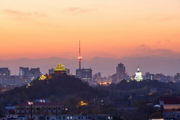 Obraz premium City skyline at dusk in Beijing, China