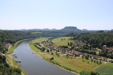 Fototapeta premium Landschaft in der Sächsichen Schweiz mit Blick von der Bastei Richtung Elbe und Lilienstein