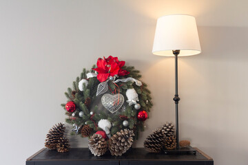 Décoration de Noël, couronne et lampe allumée