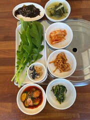 싱싱한 열무와 한식 반찬들 