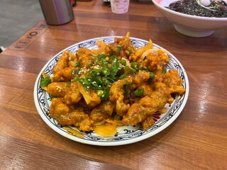 동그란 접시에 담긴 맛있는 탕수육