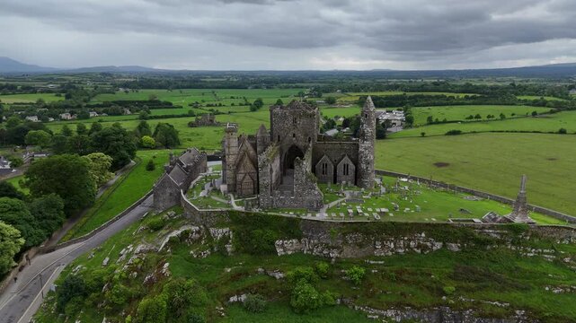 Luftaufnahme der Rock of Cashel Ruine in Irlands gr&uuml;ner Landschaft