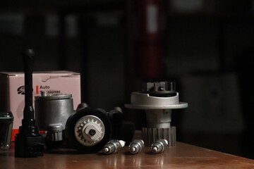 Conjunto de repuestos de automóvil — bujías, bobina de encendido, bomba de agua y tensores aislados en fondo neutro