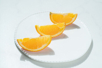 プレートの上のカットしたオレンジ