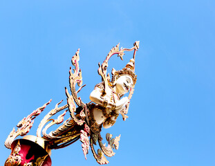protector del templo orando en la lámpara