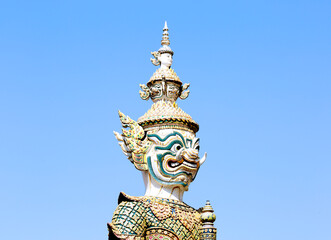 demonio protector con espada