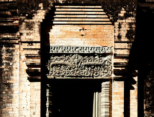 personajes de la corte presiden la puerta