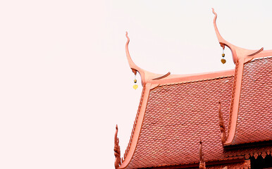 tejados rojizos con corazones dorados colgando