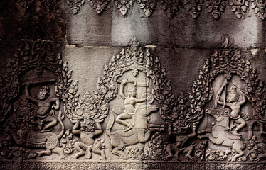 escenas de guerreros decoran los grandes muros