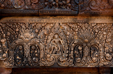 elaborada ornamentación sobre la puerta de entrada