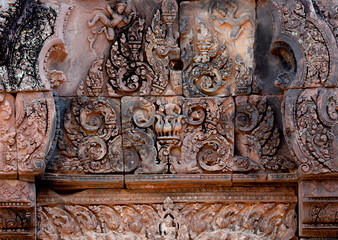 personajes simbólicos sobre la puerta de entrada