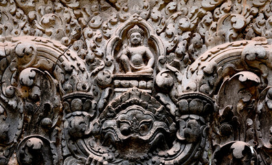 figura religiosa sobre demonio sonriente