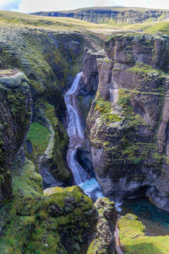 Canyon f&eacute;erique de Fja&eth;r&aacute;rglj&uacute;fur, dans le sud de l'Islande