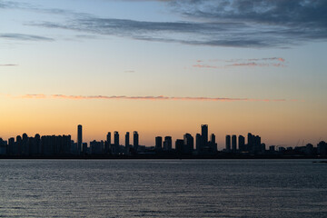 Obraz premium seaside city in dusk during sunset