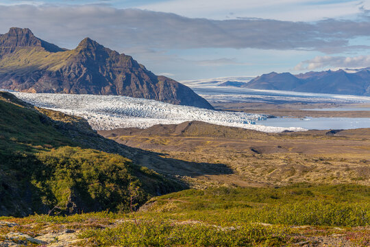 Vue sur le glacier Vatnaj&ouml;kull, le plus vaste et volumineux glacier d'Islande, depuis le sentier qui m&egrave;ne au canyon Mulagljufur, dans le sud de l'Islande