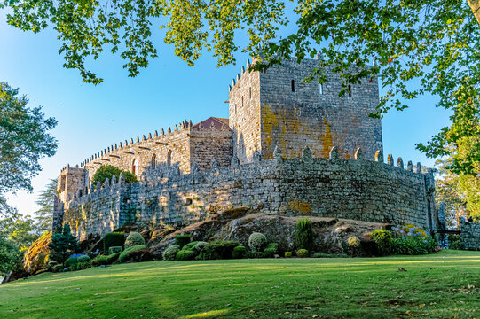 Entrada principal del Castillo de Soutomaior, una fortaleza medieval ubicada en la provincia de Pontevedra, Galicia, Espa&ntilde;a. Foto tomada el 15 de julio de 2025.
