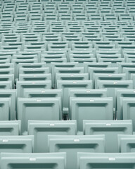 Sitzreihen einer Freiluftb&uuml;hne