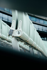 Sitzreihen einer Freiluftb&uuml;hne