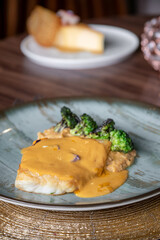 chicken in sauce with cauliflower