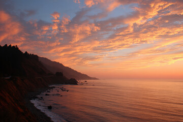 Obraz premium breathtaking sunrise over high cliff illuminating sky with warm hues of orange pink and gold