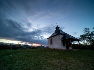 Fototapeta premium Sonnenuntergang an der Kleinen Kalmit mit Regenfront über dem Pfälzerwald