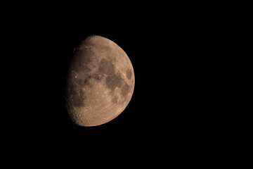 Astroaufnahme des dreiviertel Mondes in der Nacht. © Mike