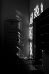 Aufnahme von Türen im Licht und Schatten. im alten Mauerwerk.