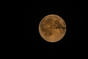 Vollmond vom September 2025, nach der Mondfinsternis mit einem vorbeifliegendem Flugzeug als Silhouette. © Mike