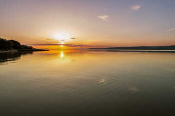 Obraz premium Spectacular sunset over lake Balaton with golden reflections, Hungary.