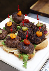 pinchos de mini hamburguesas con tomatitos Cherry y otros ingredientes