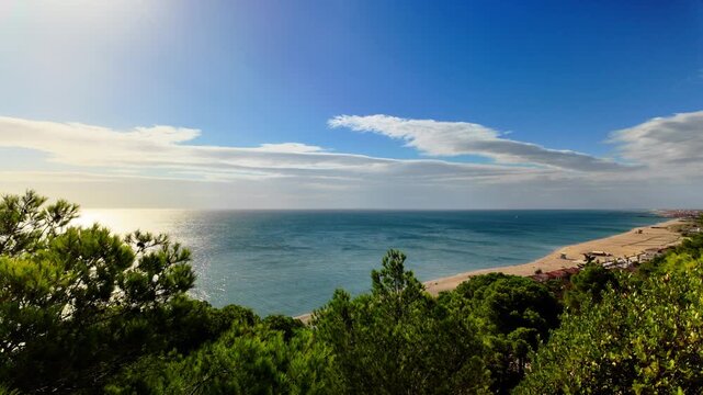 mer m&eacute;diterann&eacute;e depuis le hors d'une falaise avec la plage de leucate