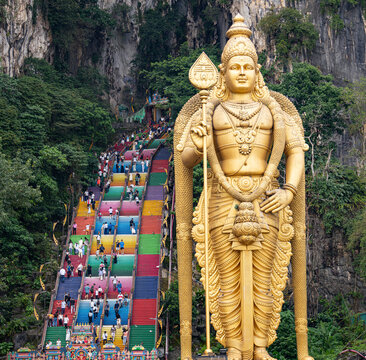 Najwyższy na świecie posąg Murugana w Batu Caves Gombak, Malezja
