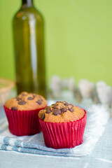 Imagen vertical de dos panques de vainilla con chispas de chocolate