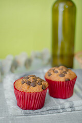 Plano a detalle de un par de panques de mantequilla con chispas de chocolate en una mesa color gris