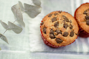 Plano a detalle de un cupcake con chispas de chocolate