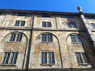 Fototapeta premium A very large building that features numerous windows and has a prominent chimney situated on its roof, visible from various angles