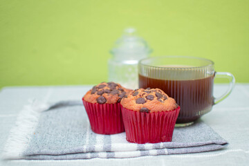 Desayuno acogedor con pancakes de chocolate chips y café