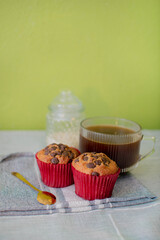 Pancakes de vainilla con chispas de chocolate y café caliente