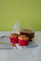 Pancakes de desayuno con chocolate chips y café en mesa gris