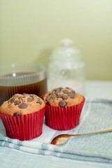 Pancakes gourmet con chispas de chocolate acompañados de café negro