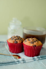 Pancakes con chocolate chips y café en ambiente sobrio y minimalista