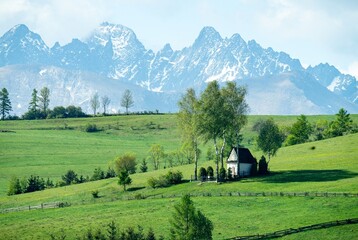 Wiejska kaplica w Kacwinie na tle Tatr
