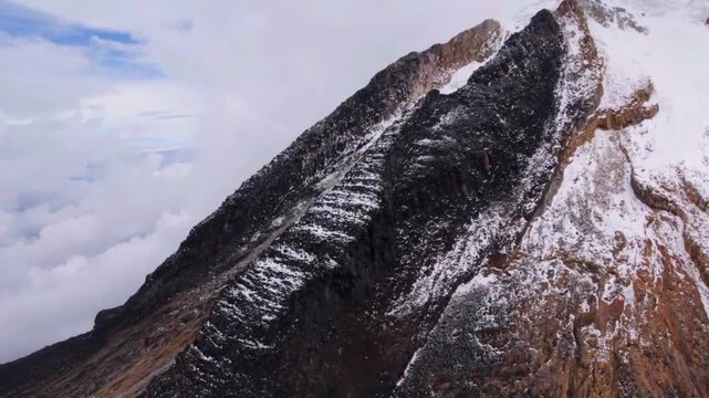 Paisajes del parque nacional natural los nevados, en donde se observan los frailejones, humedales y nevado del Tolima, nevado del Ru&iacute;z y nevado santa Isabel