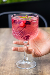 Bebida con frutos rojos y alcohol