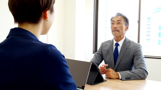会議するビジネスマンの上司部下