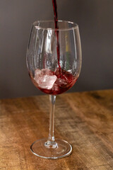 Vino sirviendose en una copa