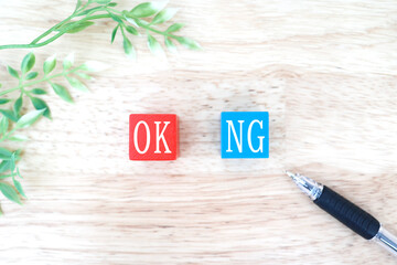OKとNGを表す赤と青のブロック。二択の概念。